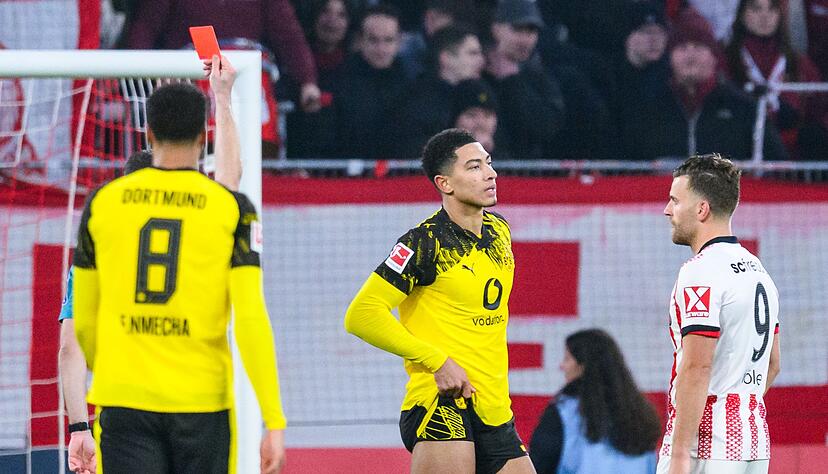 Sah f&uuml;r eine Notbremse die Rote Karte: Dortmunds Jobe Bellingham (M.).