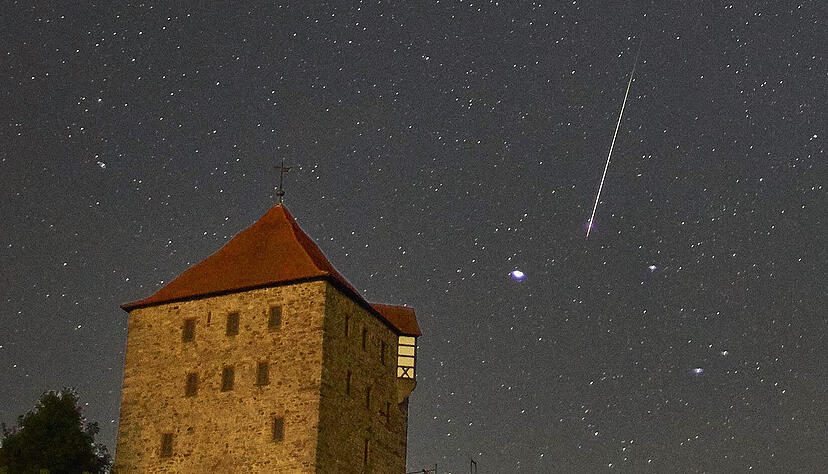 Am Abend- oder Nachthimmel fallen rätselhafte Himmelserscheinungen besonders auf. Auf dem Foto ist eine Sternschnuppe im Perseiden-reichen Monat August zu sehen. Im Vordergrund Burg Wildeck in Abstatt. Am Abend- oder Nachthimmel fallen rätselhafte Himmelserscheinungen besonders auf. Auf dem Foto ist eine Sternschnuppe im Perseiden-reichen Monat August zu sehen. Im Vordergrund Burg Wildeck in Abstatt.