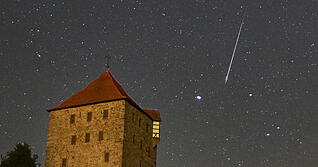 Am Abend- oder Nachthimmel fallen rätselhafte Himmelserscheinungen besonders auf. Auf dem Foto ist eine Sternschnuppe im Perseiden-reichen Monat August zu sehen. Im Vordergrund Burg Wildeck in Abstatt.