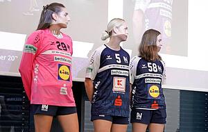 Lena Ivancok, Kim Hinkelmann und Lilli Holste (von links) präsentierten die neue Arbeitskleidung. Lena Ivancok, Kim Hinkelmann und Lilli Holste (von links) präsentierten die neue Arbeitskleidung.