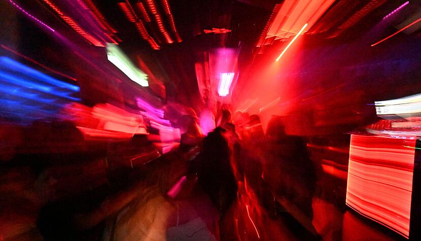 Lichter, Tanzen, Rausch - mitten in der Nacht: Gäste tanzen in einem Club - hier in München. (Archivbild) Lichter, Tanzen, Rausch - mitten in der Nacht: Gäste tanzen in einem Club - hier in München. (Archivbild)