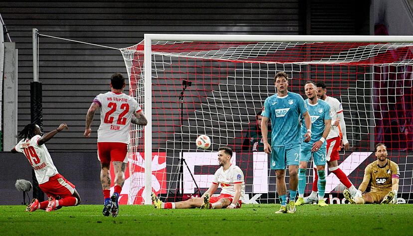 Oliver Baumann sitzt nach einem Gegentor in Leipzig enttäuscht auf dem Rasen. Oliver Baumann sitzt nach einem Gegentor in Leipzig enttäuscht auf dem Rasen.