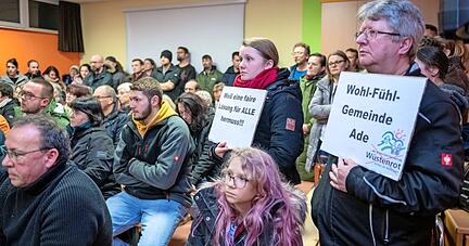 Ihren Unmut und ihr Unverständnis über die Pläne für eine Flüchtlingsunterkunft taten einige wenige Anwohner auch mit Plakaten kund. Rund 100 Leute besuchten am Mittwochabend im ehemaligen Pflegeheim im Greuthof die Infoveranstaltung, zu der die Gemeinde eingeladen hatte. 
Fotos: Christiana Kunz