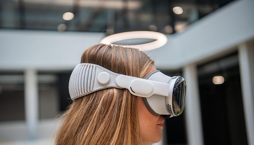 So sitzt die Vision Pro auf dem Kopf. Das Band kann mit Hilfe des Drehreglers fester gemacht werden.