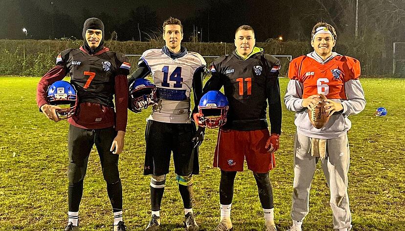 Die Heilbronn Salt Miners mit Dustin Bernl&ouml;hr (von links), Michael Zeyer, Pascal Dilla und Leo Finkbeiner sind bereit f&uuml;r den Super Bowl zwischen den Kansas City Chiefs und den Philadelphia Eagles.