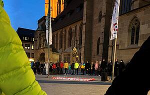 Während der Schweigeminute hielten sich die Menschen an der Hand.
