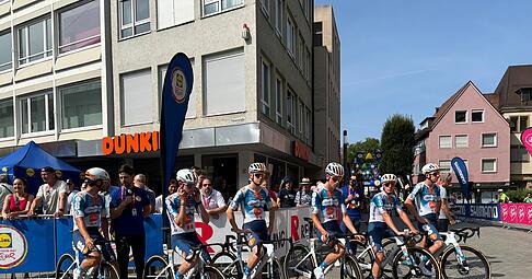 Die Radprofis, die bei der Deutschland-Tour auf die Strecke gehen, werden auf dem Heilbronner Kiliansplatz vorgestellt.