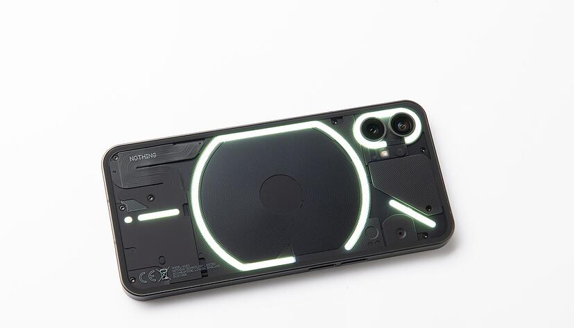 Hingucker Nothing Phone: Die LED-Streifen unter der transparenten Rückseite lassen sich individuell programmieren.