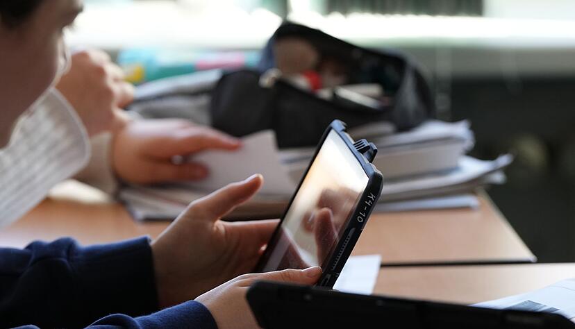 Die Frankfurter Medienp&auml;dagogin Alia Pagin kl&auml;rt bei der Fachtagung in Heilbronn &uuml;ber die Gefahren digitaler Medien f&uuml;r Jugendliche auf.