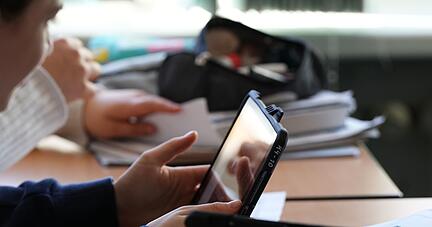 Die Frankfurter Medienp&auml;dagogin Alia Pagin kl&auml;rt bei der Fachtagung in Heilbronn &uuml;ber die Gefahren digitaler Medien f&uuml;r Jugendliche auf.