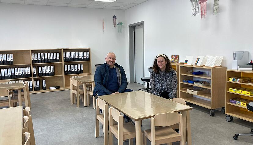 Tische zum Essen oder Spielen mit den Spielen in den Regalen. Im Regal hinten stehen die Ordner mit den Portfolios der Kinder. Tische zum Essen oder Spielen mit den Spielen in den Regalen. Im Regal hinten stehen die Ordner mit den Portfolios der Kinder.