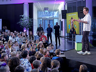 Zahlreiche Kinder verfolgen gespannt die Mitmach-Show des beliebten TV-Moderators.