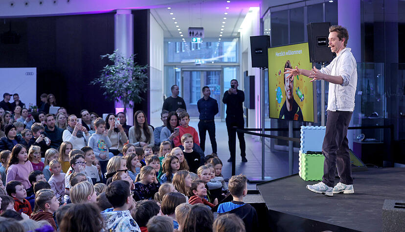Zahlreiche Kinder verfolgen gespannt die Mitmach-Show des beliebten TV-Moderators.