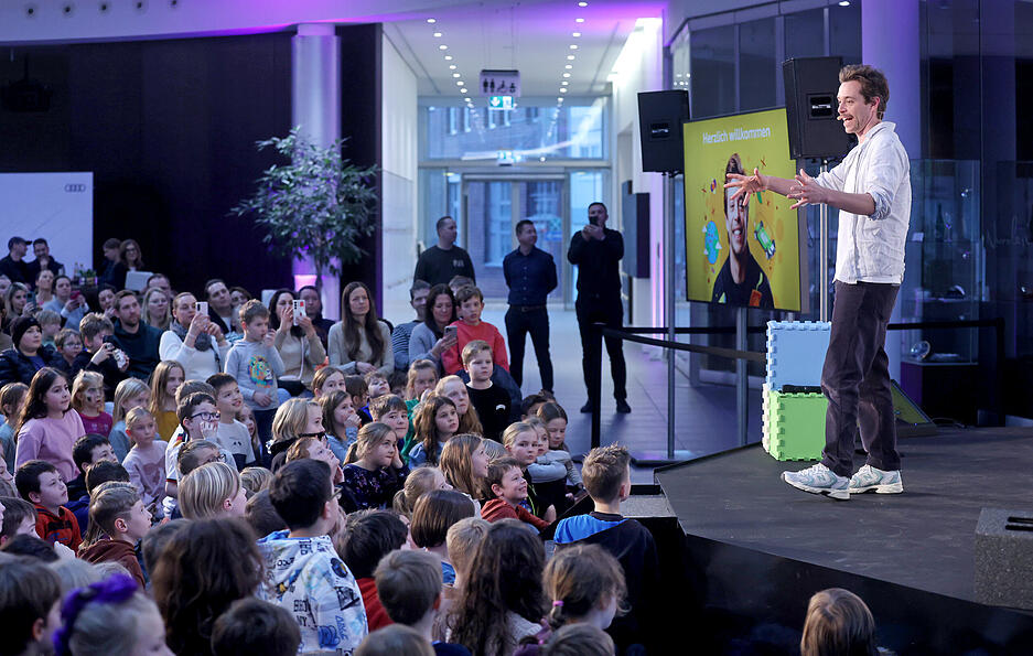 Zahlreiche Kinder verfolgen gespannt die Mitmach-Show des beliebten TV-Moderators.