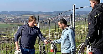 Acht Stromaggregate und viele Kabel bringen Lorenz Weibler und seine Helfer auf den Lindelberg.