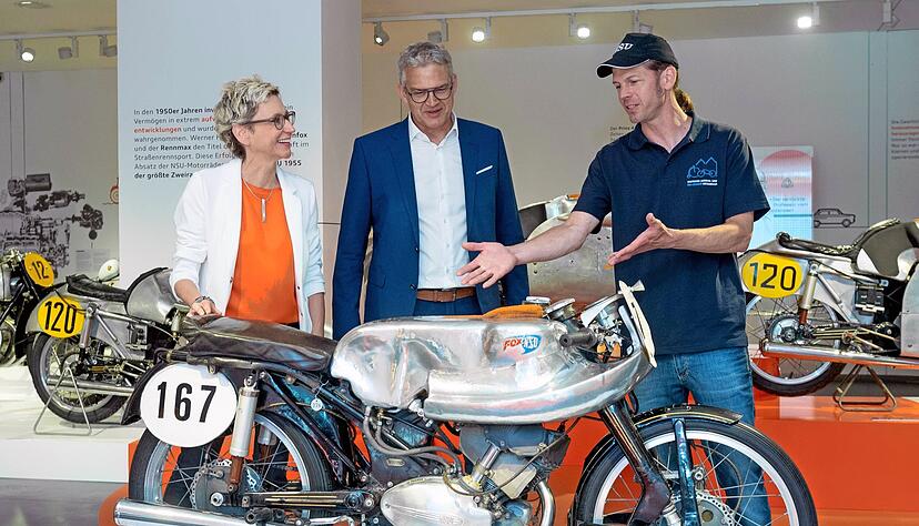 Ausstellung im Zweiradmuseum (links): Natalie Scheerle-Walz, Steffen Hertwig (Mitte) und Sven Heimberger.