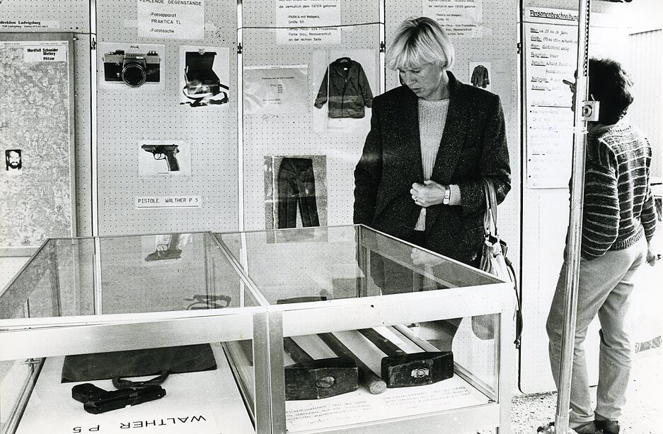 Die Polizei zeigt Beweisgegenstände in einer mobilen Ausstellung. Die Hoffnung: Einen Hinweis auf dem Hammermörder erhalten. Die Polizei zeigt Beweisgegenstände in einer mobilen Ausstellung. Die Hoffnung: Einen Hinweis auf dem Hammermörder erhalten.