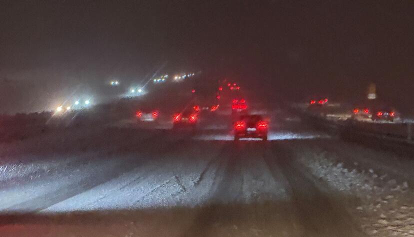 Schneefall bremst den Verkehr auf der A8 aus.