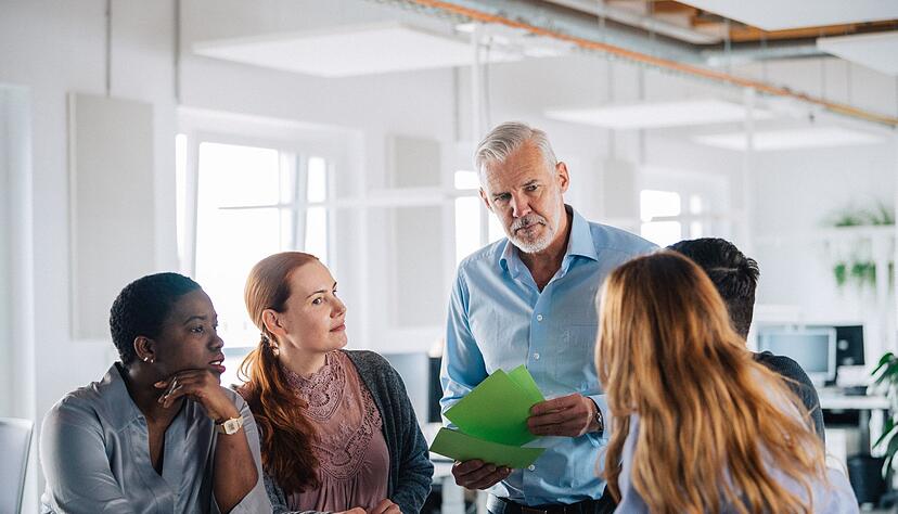 Verdutzte Gesichter: Will der Arbeitgeber pl&ouml;tzlich nichts mehr vom vereinbarten Bonus wissen, sollten Besch&auml;ftigte auf ihre Rechte bestehen.
