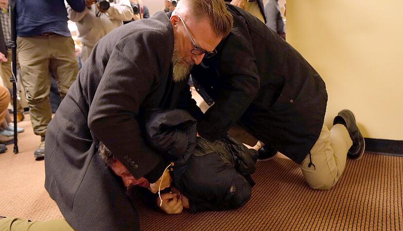 Sicherheitskräfte brachten den Angreifer schnell unter Kontrolle. Sicherheitskräfte brachten den Angreifer schnell unter Kontrolle.