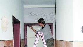 Immer, wenn neben dem Beruf noch Zeit bleibt, renovieren fünf Frauen in Auenstein die ehemalige Küferei Graner. (Foto: Ute Knödler) Immer, wenn neben dem Beruf noch Zeit bleibt, renovieren fünf Frauen in Auenstein die ehemalige Küferei Graner. (Foto: Ute Knödler)