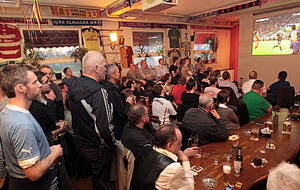 Solch eine Enge wie 2013 (Bayern-Real) ist derzeit in Kneipen nicht erlaubt.Foto: Archiv/Sawatzki