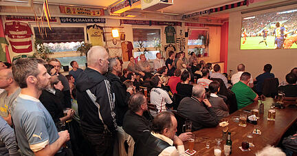Solch eine Enge wie 2013 (Bayern-Real) ist derzeit in Kneipen nicht erlaubt.