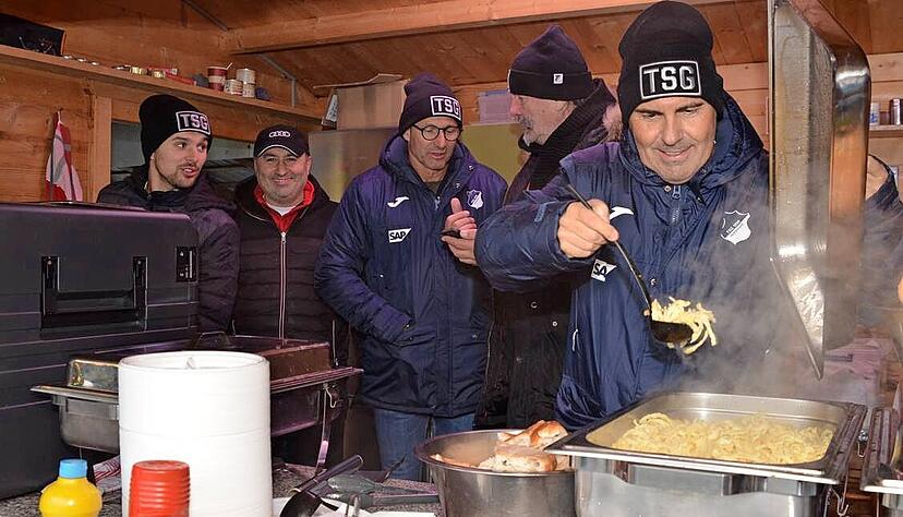 Die Helfer des FC Union Heilbronn und Anpfiff fürs Leben servieren in der Austraße zwei Tage lang Gulasch und geben Kleidung an Bedürftige aus.
Foto: Stefanie Pfäffle Die Helfer des FC Union Heilbronn und Anpfiff fürs Leben servieren in der Austraße zwei Tage lang Gulasch und geben Kleidung an Bedürftige aus.
Foto: Stefanie Pfäffle