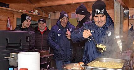 Die Helfer des FC Union Heilbronn und Anpfiff fürs Leben servieren in der Austraße zwei Tage lang Gulasch und geben Kleidung an Bedürftige aus.
Foto: Stefanie Pfäffle