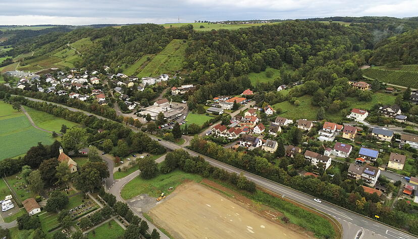 Das neue Feuerwehrger&auml;tehaus der Stadt Forchtenberg soll zwischen Sch&ouml;ntaler Stra&szlig;e und Kochertalstra&szlig;e gebaut werden. Inzwischen wurde das Grundst&uuml;ck um 1,5 Meter angehoben, um das nahe am Kocher gelegene Geb&auml;ude vor Hochwasser zu sch&uuml;tzen.