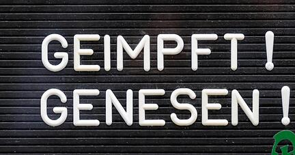 "Geimpft! Genesen!" steht auf einem Schild an einer Bar. "Geimpft! Genesen!" steht auf einem Schild an einer Bar.
