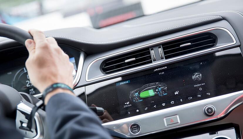 Lange m&ouml;glichst viel Saft haben: Auf die Kapazit&auml;t ihrer Akkus geben die Hersteller von E-Autos teils lange Garantien.