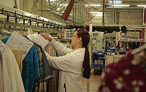 Endkontrolle: Alle fertigen Kleidungsst&uuml;cke haben einen Laufzettel mit dem Namen des Besitzers und der Einrichtung.