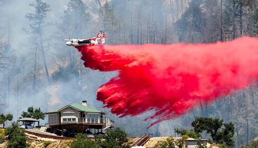Einsatzkräfte bekämpfen die Waldbrände auch aus der Luft. Einsatzkräfte bekämpfen die Waldbrände auch aus der Luft.