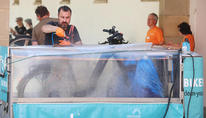 Auch eine mobile Fahrradwaschanlage wurde beim Stadtradeln-Abschlussfest in Neckarsulm aufgebaut – und fand regen Zuspruch. Auch eine mobile Fahrradwaschanlage wurde beim Stadtradeln-Abschlussfest in Neckarsulm aufgebaut – und fand regen Zuspruch.