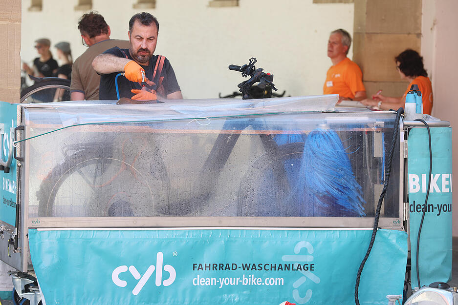 Auch eine mobile Fahrradwaschanlage wurde beim Stadtradeln-Abschlussfest in Neckarsulm aufgebaut – und fand regen Zuspruch.