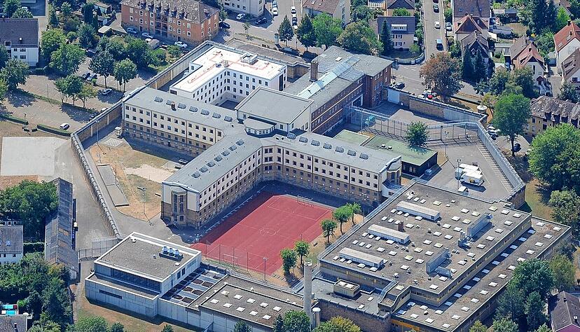Der Bau der JVA Heilbronn hat vier Flügel, die nach den vier Himmelsrichtungen ausgerichtet sind. Das Gelände heute umfasst 3,5 Hektar.