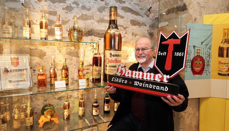 Kurt Sartorius. Im Hintergrund: Hochzeitsgeschenk von 1959, unge&ouml;ffnet.