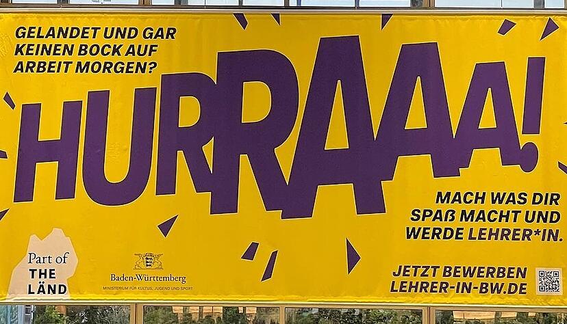 Provokante Lehrersuche am Stuttgarter Flughafen: Dieses Plakat hat bei den Bildungsverbänden für Entsetzen gesorgt.
Foto: Privat