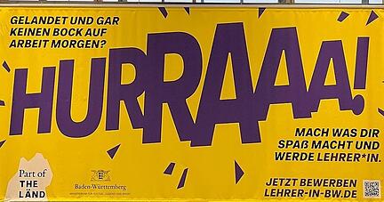 Provokante Lehrersuche am Stuttgarter Flughafen: Dieses Plakat hat bei den Bildungsverbänden für Entsetzen gesorgt.
Foto: Privat Provokante Lehrersuche am Stuttgarter Flughafen: Dieses Plakat hat bei den Bildungsverbänden für Entsetzen gesorgt.
Foto: Privat