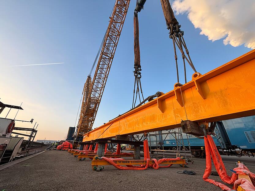 Ein 600 Tonnen schwerer Kran ist nötig, um die jeweils 300 Tonnen schweren Transformatoren vom Schiff auf die Schienen zu heben. Ein 600 Tonnen schwerer Kran ist nötig, um die jeweils 300 Tonnen schweren Transformatoren vom Schiff auf die Schienen zu heben.