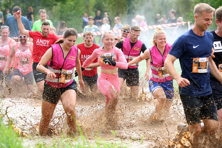 Durch Matsch und über Hindernisse ging es für die Teilnehmer des Motorman Run 2025 in Neuenstadt.