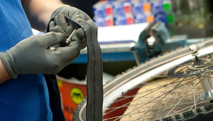 Kaputte Fahrradschl&auml;uche geh&ouml;ren in den Restm&uuml;ll. Viele H&auml;ndler nehmen alte Schl&auml;uche f&uuml;r das Recycling entgegen.