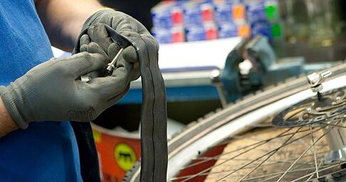 Kaputte Fahrradschl&auml;uche geh&ouml;ren in den Restm&uuml;ll. Viele H&auml;ndler nehmen alte Schl&auml;uche f&uuml;r das Recycling entgegen.