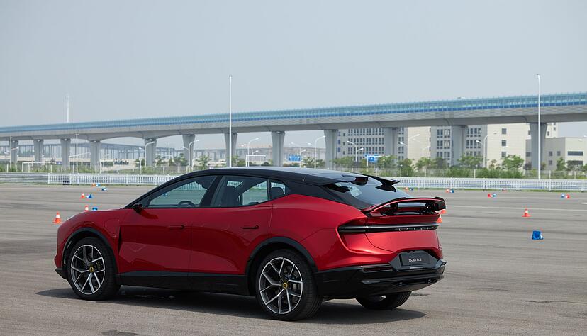 Von beidem etwas: Der Lotus Eletre ist ein SUV mit den Eigenschaften eines Supersportwagens.