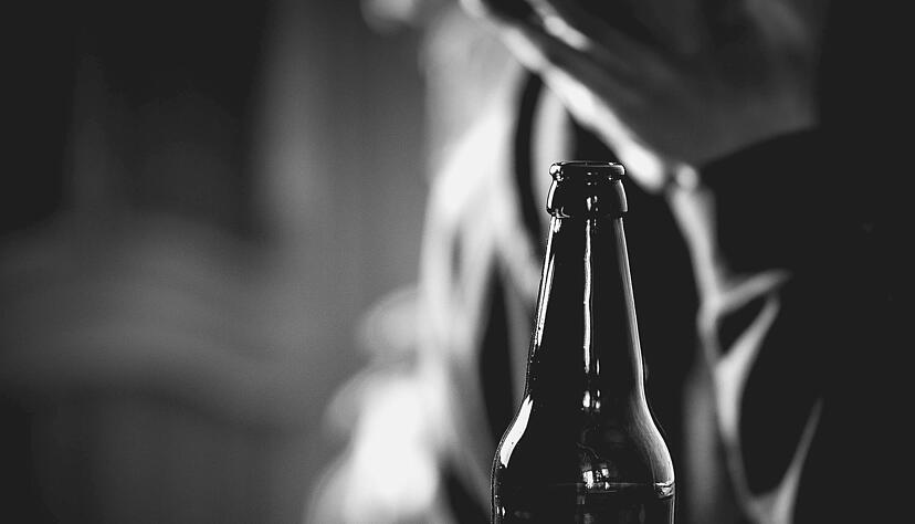 Einmal angefangen, k&ouml;nnen sie nicht mehr aufh&ouml;ren, die Sucht lauert &uuml;berall. Auch alkoholfreies Bier ist tabu.

Foto: pavelkant/stock.adobe.com