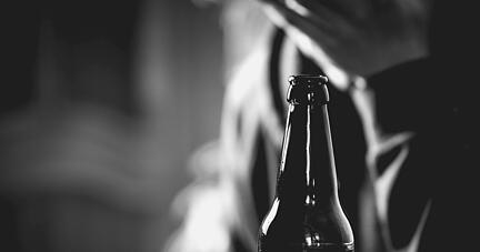 Einmal angefangen, k&ouml;nnen sie nicht mehr aufh&ouml;ren, die Sucht lauert &uuml;berall. Auch alkoholfreies Bier ist tabu.

Foto: pavelkant/stock.adobe.com