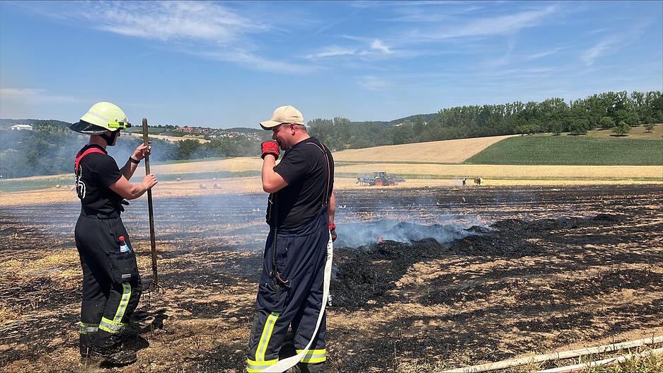 Auf einem Feld bei Abstatt ist am Samstag ein Feuer ausgebrochen. Die Freiwillige Feuerwehr rückte zu dem Einsatz aus. Auf einem Feld bei Abstatt ist am Samstag ein Feuer ausgebrochen. Die Freiwillige Feuerwehr rückte zu dem Einsatz aus.