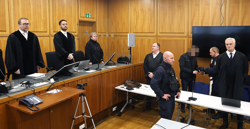 Die Schwurgerichtskammer verkündet ihr Urteil unter großer öffentlicher Aufmerksamkeit.