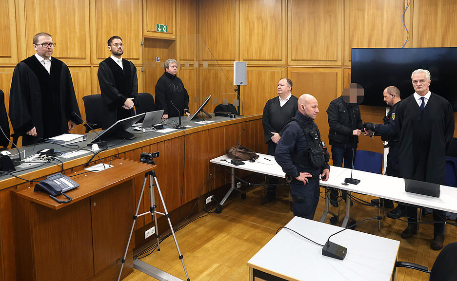 Die Schwurgerichtskammer verkündet ihr Urteil unter großer öffentlicher Aufmerksamkeit.